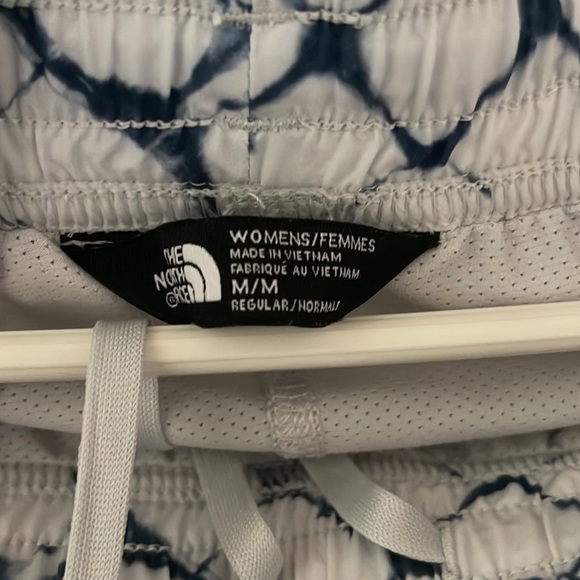 The North Face skirt with built-in short. Blue/Gray sz med. in NWOT tie waist - Picture 4 of 7